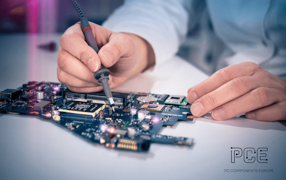 Die besten Elektronik- und Halbleiterunternehmen im Jahr 2024: Mann testet eine elektronische Komponente