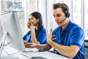 Un uomo e una donna in un call center parlano con un cliente dei vantaggi del libero mercato dei componenti elettronici davanti a un computer nella sede centrale della PCE.