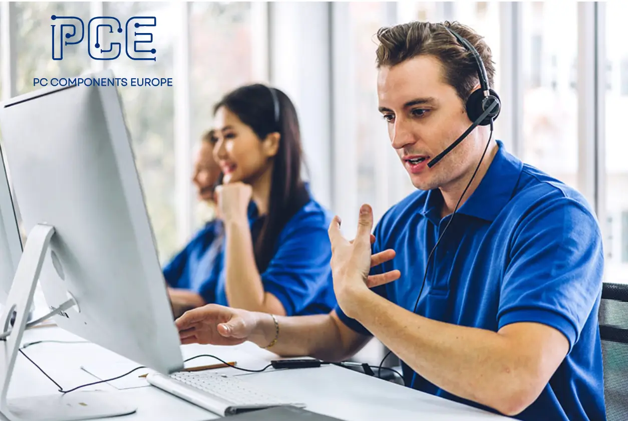 Un uomo e una donna in un call center parlano con un cliente dei vantaggi del libero mercato dei componenti elettronici davanti a un computer nella sede centrale della PCE.