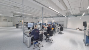 I dipendenti di PC Components Europe al lavoro nel laboratorio di qualità PCE.