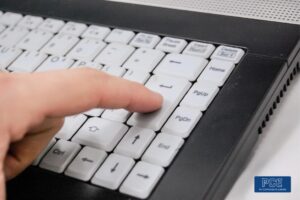 persona che clicca sulla tastiera di un computer per acquistare componenti elettronici a basso costo e di alta qualita pce pc components europe